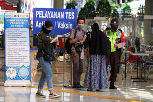 Penumpang Stasiun Senen .jpg