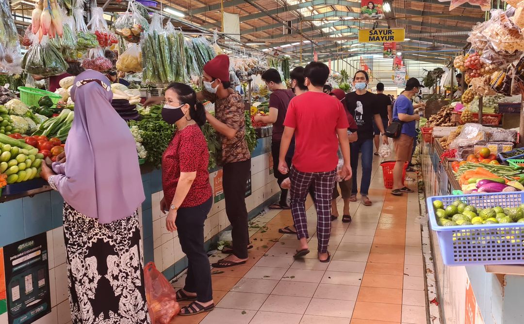 Nampak sejumlah pengunjung tengah berbelanja kebutuhan pokok makanan di pasar modern kawasan BSD Tangerang Selatan, Senin 26 Juli 2021. Foto : Panji Asmoro/TrenAsia