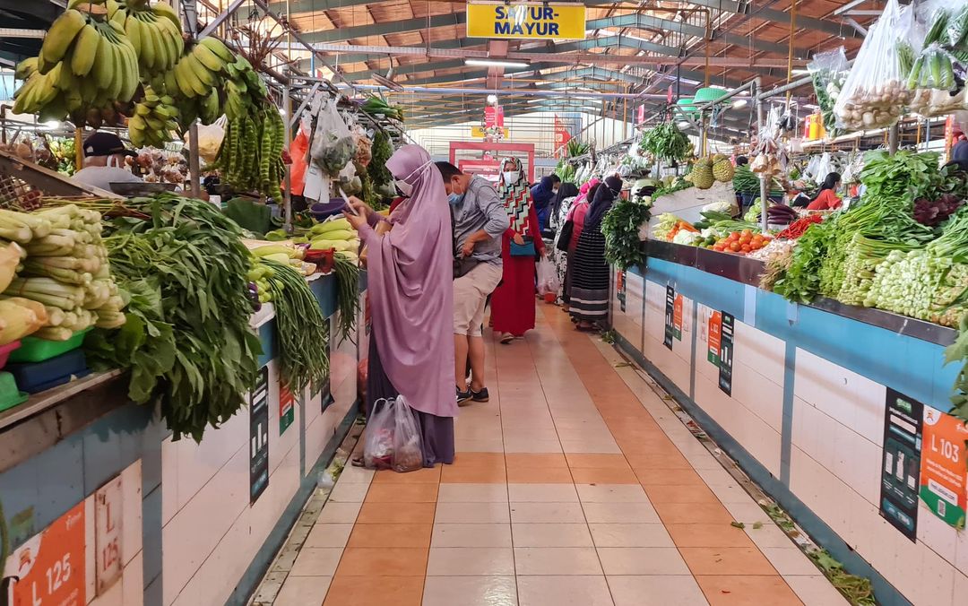 Nampak sejumlah pengunjung tengah berbelanja kebutuhan pokok makanan di pasar modern kawasan BSD Tangerang Selatan, Senin 26 Juli 2021. Foto : Panji Asmoro/TrenAsia