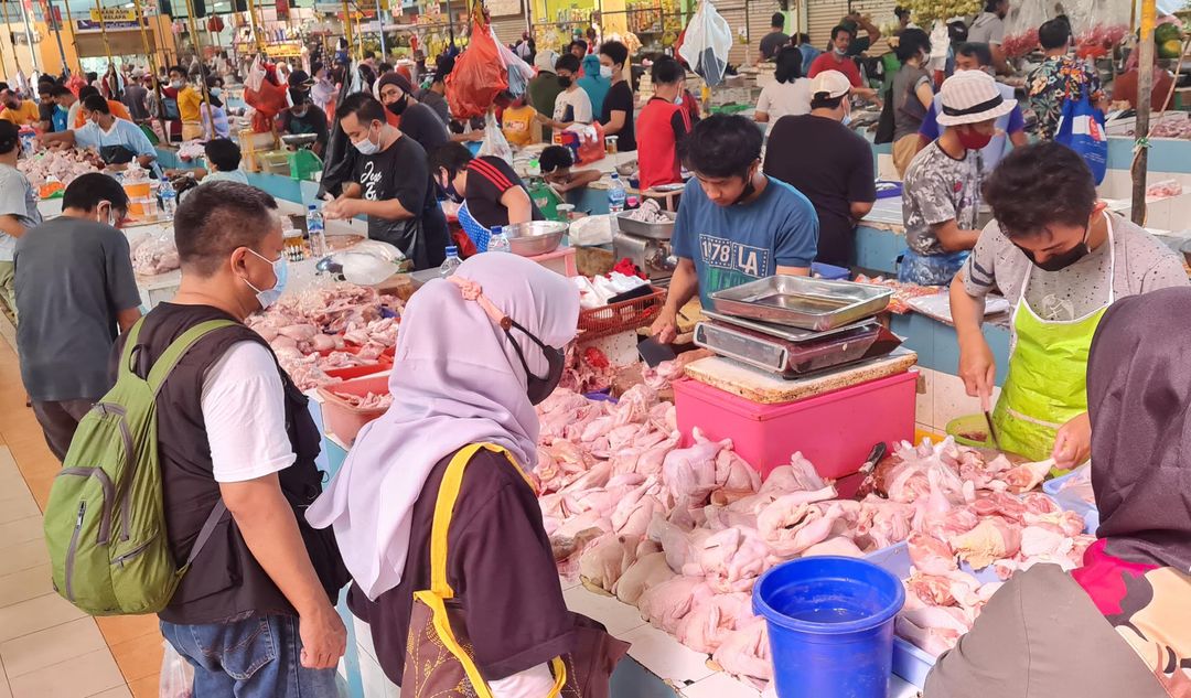 Nampak sejumlah pengunjung tengah berbelanja kebutuhan pokok makanan di pasar modern kawasan BSD Tangerang Selatan, Senin 26 Juli 2021. Foto : Panji Asmoro/TrenAsia