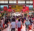 Nampak sejumlah pengunjung tengah berbelanja kebutuhan pokok makanan di pasar modern kawasan BSD Tangerang Selatan, Senin 26 Juli 2021. Foto : Panji Asmoro/TrenAsia