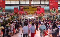 Nampak sejumlah pengunjung tengah berbelanja kebutuhan pokok makanan di pasar modern kawasan BSD Tangerang Selatan, Senin 26 Juli 2021. Foto : Panji Asmoro/TrenAsia