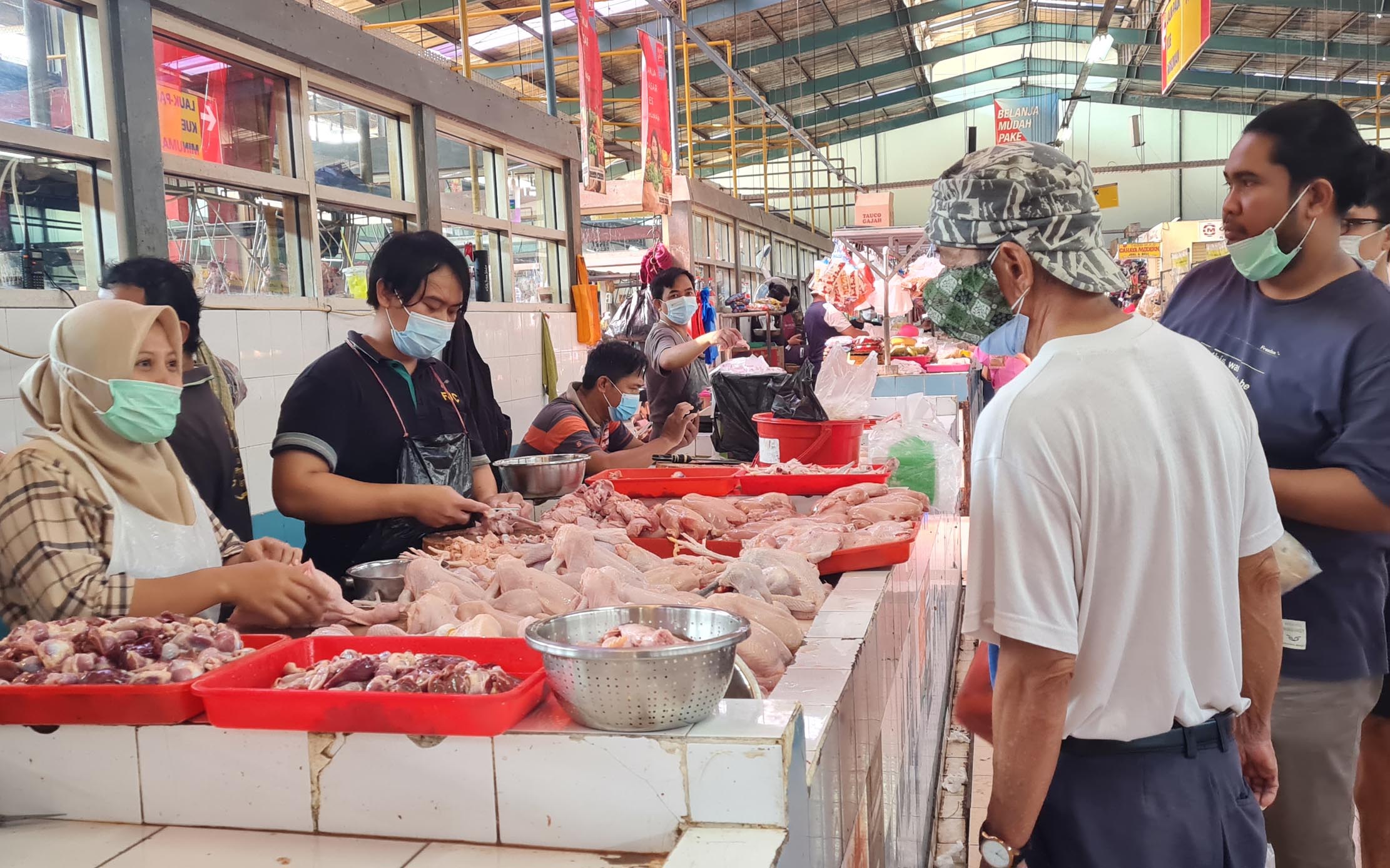 Nampak sejumlah pengunjung tengah berbelanja kebutuhan pokok makanan di pasar modern kawasan BSD Tangerang Selatan, Senin 26 Juli 2021. Foto : Panji Asmoro/TrenAsia