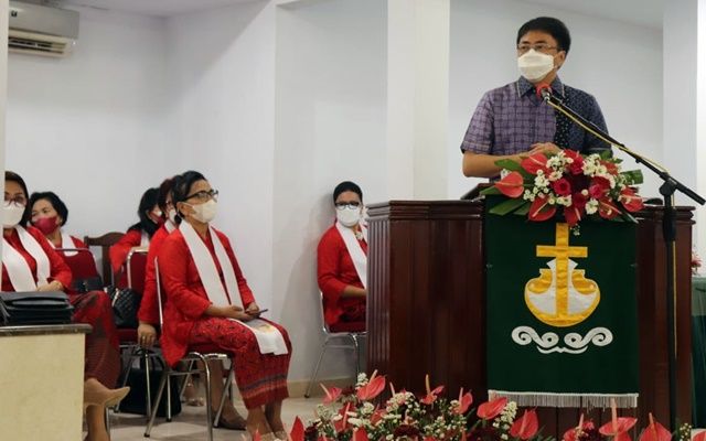 Wali Kota Manado Andrei Angouw saat sambutan di gereja GMIM Sentrum Manado. (Foto:istimewa)