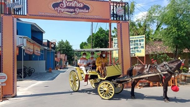 Unik! Heppiii Community Madiun Berbagi Kurban Pakai Dokar Kuda dan Motor Trail