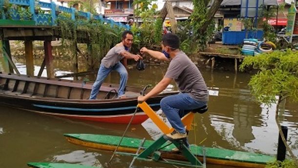 Demi Pengguna Jukung, MiLAnnials Gen Bagikan Daging Kurban di Atas Sungai Duyung 