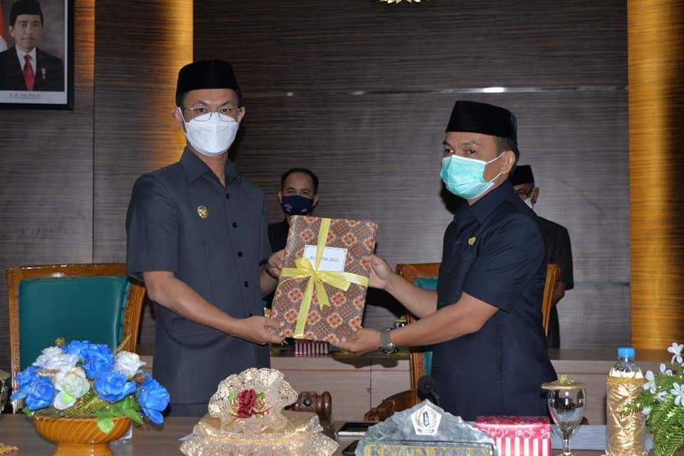 Rahmadi bersama ketua DPRD Batola saat sidang parpipurna