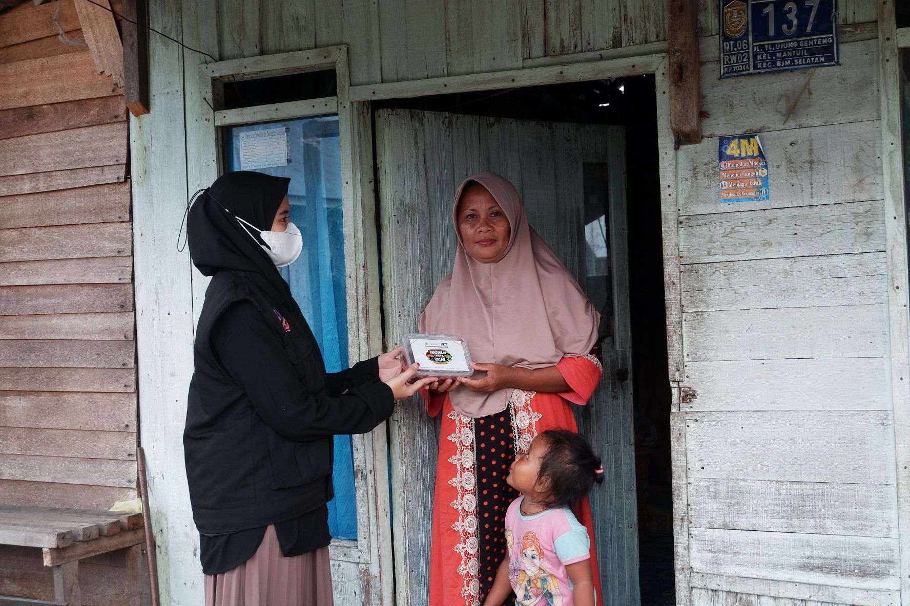 Relawan ACT membagikan daging kurban kepada warga Pulau Bromo