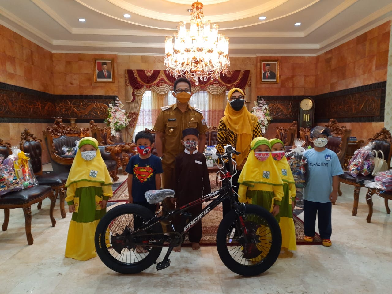 Wali Kota Balikpapan Rahmad Mas'ud memberikan hadiah sepeda kepada Sauvi di Hari Anak Nasional