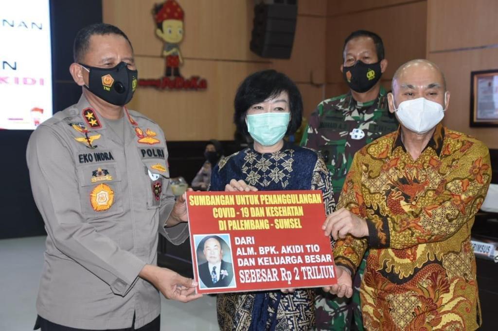 Kapolda Sumsel Irjen Pol Eko Indra Heri, bersama Gubernur Sumsel Herman Deru menerima bantuan sebesar Rp2 triliun dari keluarga pengusaha asal Langsa, Aceh Timur, Almarhum Akidi Tio untuk penanganan Covid-19, Senin (26/7/2021)