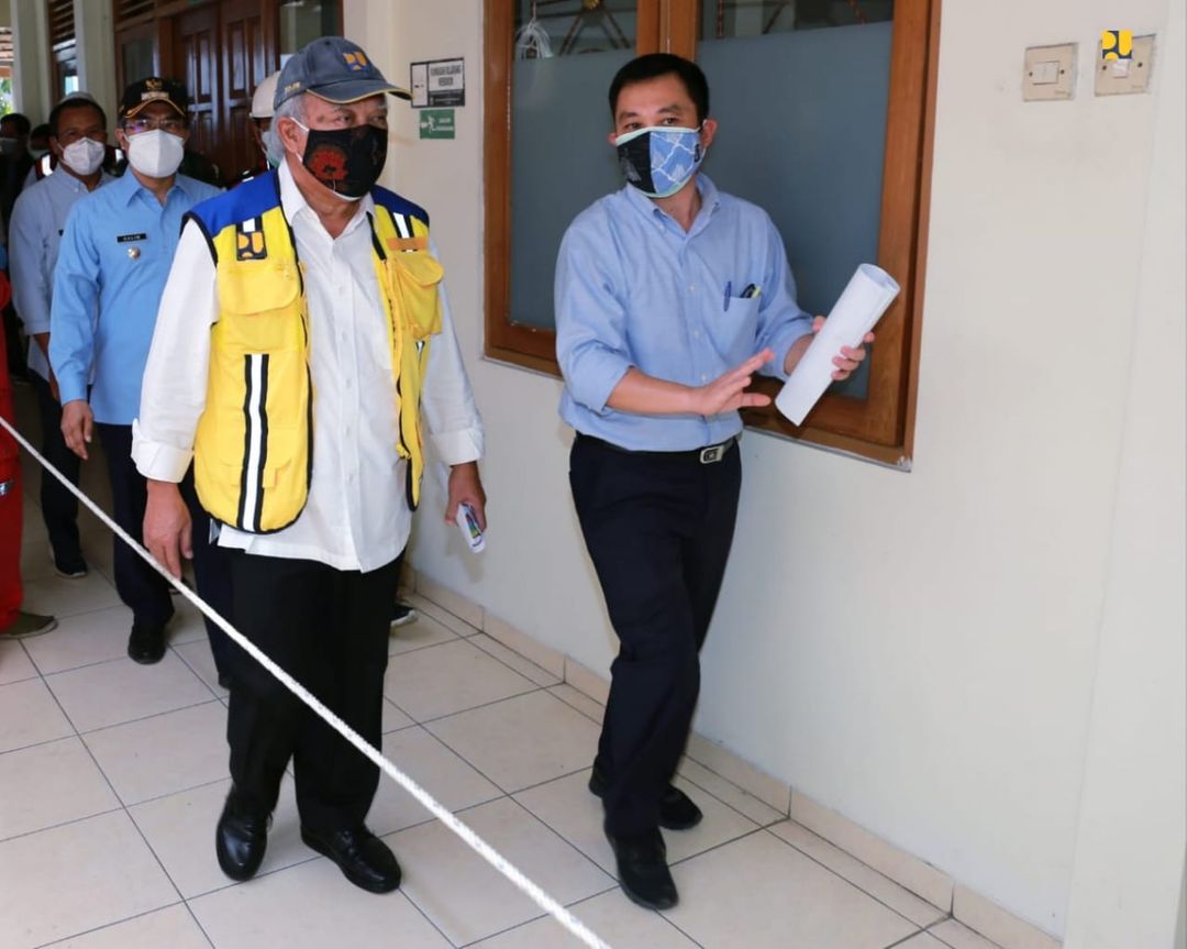 Menteri PUPR Basuki Hadimuljono ketika meninjau progres penambahan tempat tidur isolasi COVID-19 di DI Yogyakarta. Foto: Kementerian PUPR