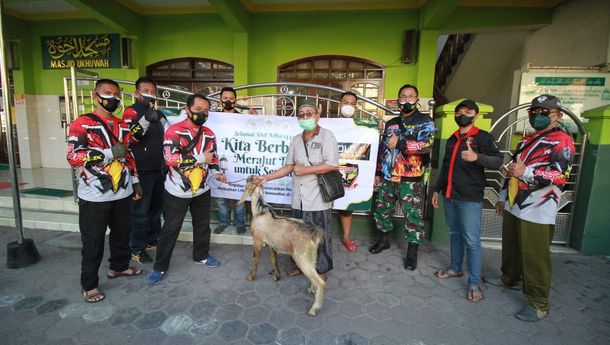 Komunitas Uprise Surabaya Bagikan Daging Kurban ke Petugas Palang Pintu KA dan Tukang Becak