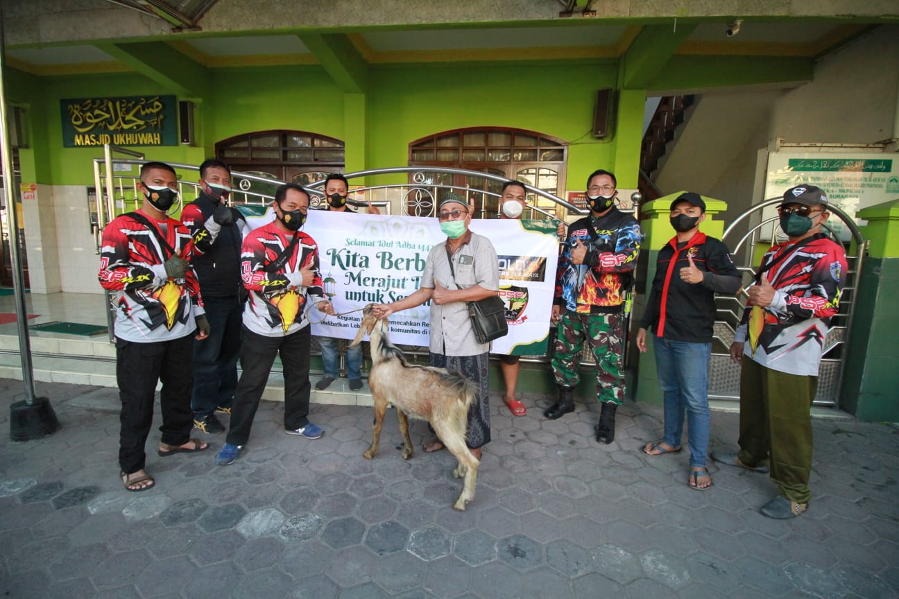 17 komunitas di Surabaya saat menyalurkan 20 hewan kurban kepada mereka yang membutuhkan, dari tukang sapu, penjaga perlintasan kereta api, tukang becak hingga yatim piatu.