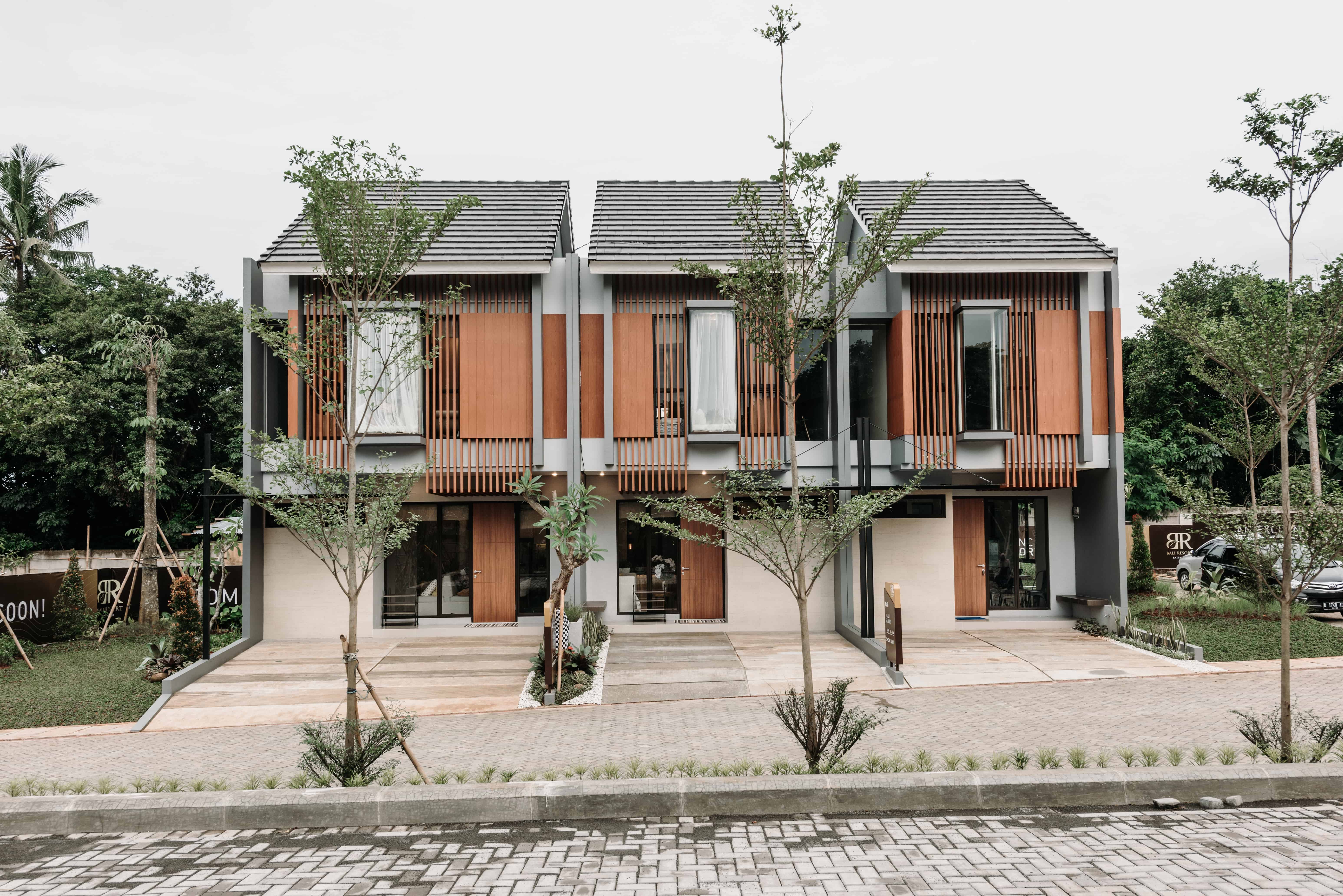 Dari kiri ke kanan, tampak depan unit rumah Bali Suites, Bali Haus+, dan Bali Haus pada Bali Resort Serpong Extension. Foto: Lamudi.co.id