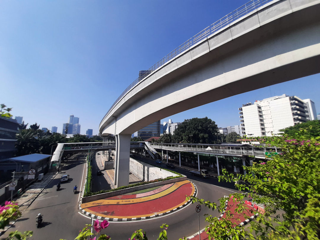 Kendaraan melintas di sekitar proyek lintasan light rail transit (LRT) di Jakarta,  Rabu, 28 Juli 2021. Foto: Ismail Pohan/TrenAsia