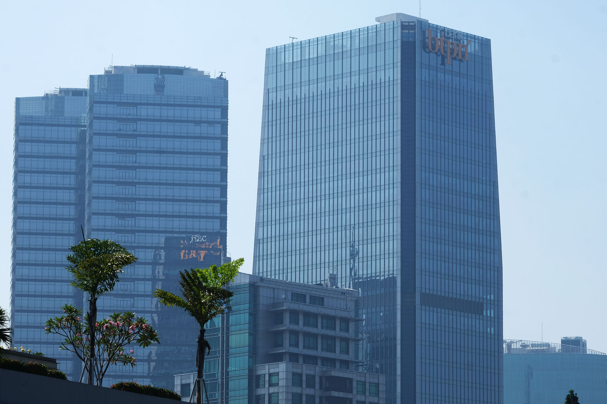 Gedung kantor Bank BTPN di kawasan Mega Kuningan, Jakarta. Foto: Ismail Pohan/TrenAsia