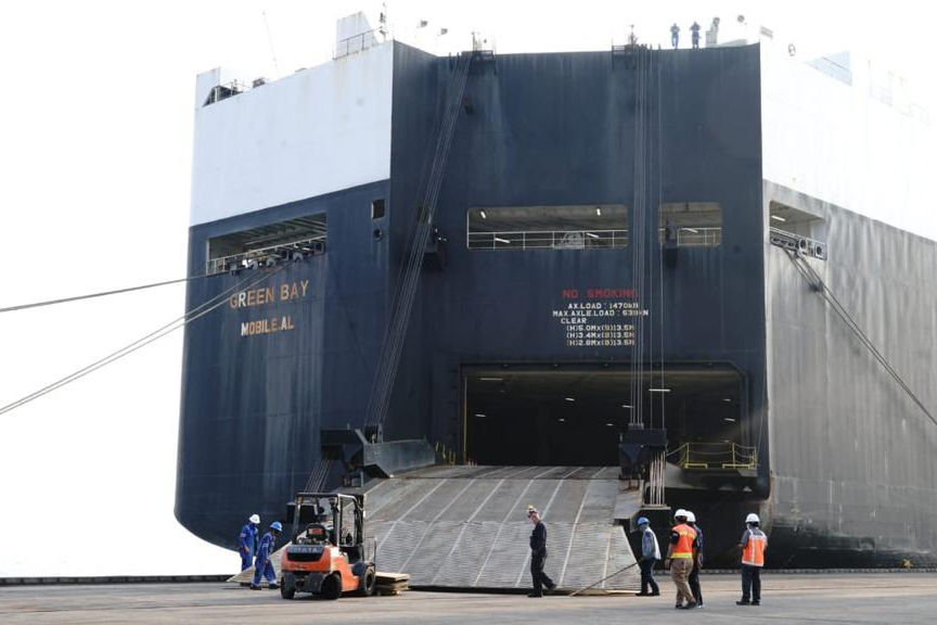 Proses bongkar muat kapal milik US Army /Dok. Kementerian BUMN