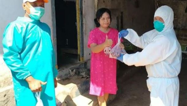 Pakai APD Lengkap, Lima Komunitas di Probolinggo Bagikan Paket Daging Kurban ke Warga yang Isoman