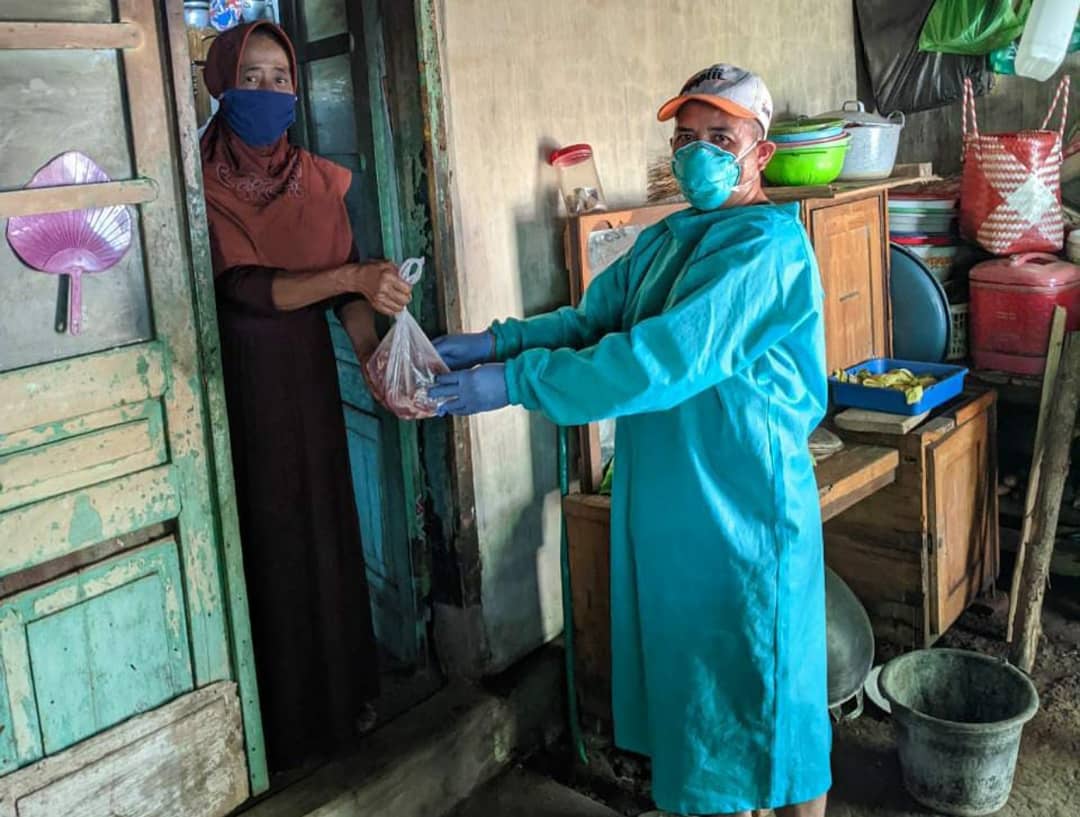 Gunakan APD Lengkap, 5 Komunitas Bagikan Paket Daging Kurban ke Warga Isoman di Probolinggo