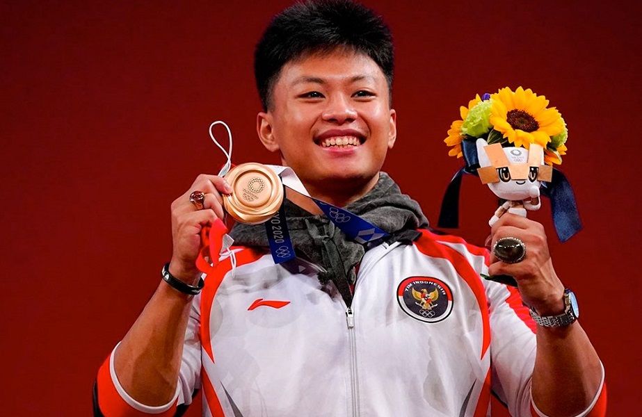 Rahmat Erwin Abdullah meraih medali perunggu dari cabang angkat besi pada Olimpiade Tokyo 2020 / Dok. Olympics