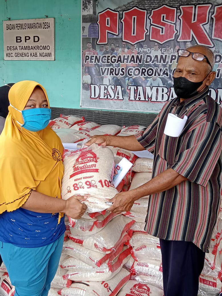 Penyaluran bantuan beras selama PPKM yang dilakukan Bulog Jatim kepada keluarga penerima manfaat (KPM).