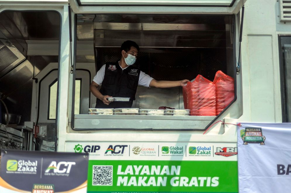 Aksi Cepat Tanggap (ACT) cabang Tangerang Selatan (Tangsel) bersama Pewarta Foto Indonesia (PFI) Tangerang dan Aliansi Jurnalis Video (AJV) Tangsel memberikan ratusan paket makanan siap saji ke para tenaga kesehatan (nakes), kerabat pasien, dan masyarakat di Rumah Sakit Umum (RSU) Tangsel, Jum’at 30 Juli 2021. Foto : Panji Asmoro/TrenAsia