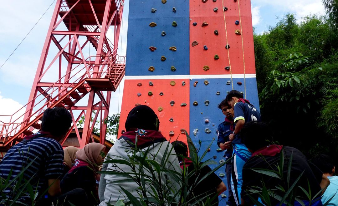 <p>Mahasiswa Pecinta Alam (MAPALA) Dew Equator (Institut Daarul Quran) sedang melakukan pelatihan panjat dinding di Bantaran Sungai Cisadane Bangsa Suci Kota Tangerang, pelatihan tersebut guna menambah skil anggotanya terutama angkatan muda Mapala Dew Equator itu sendiri, Minggu 11 Juli 2021. Foto : Panji Asmoro/TrenAsia</p>
