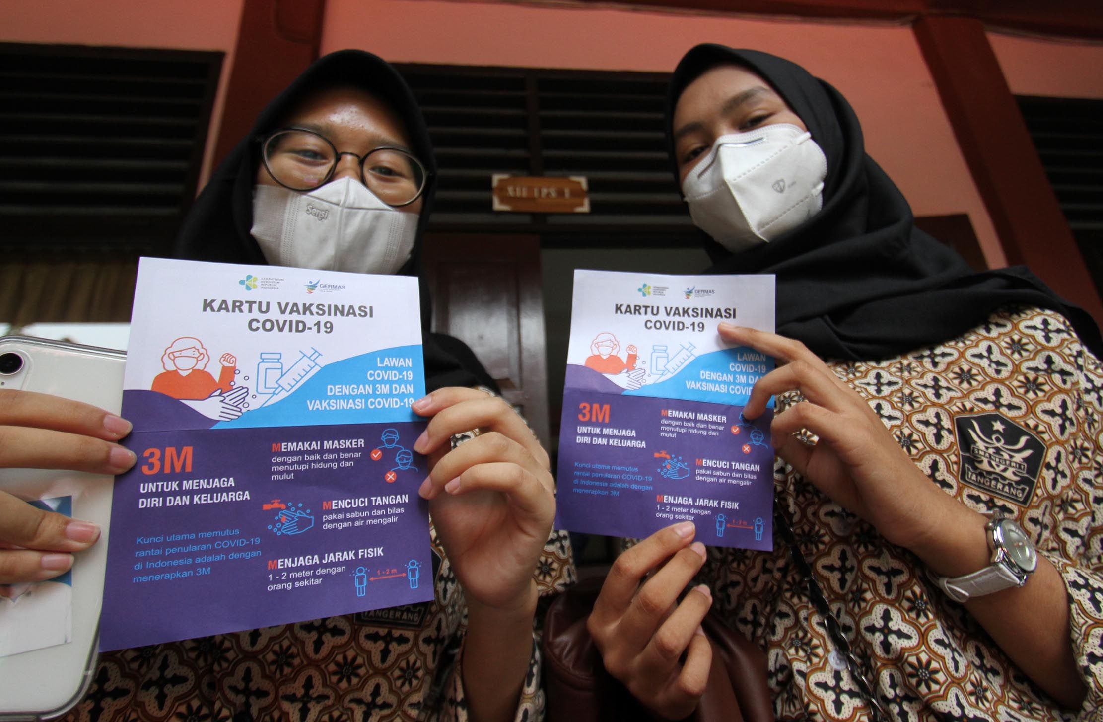 <p>2 orang pelajar SMA N 1 Kota Tangerang menunjukkan surat vaksin usai mengikuti vaksinasi massal serentak untuk pelajar SMP dan SMA di 14 provinsi , Rabu 14 Juli 2021. Foto : Panji Asmoro/TrenAsia</p>
