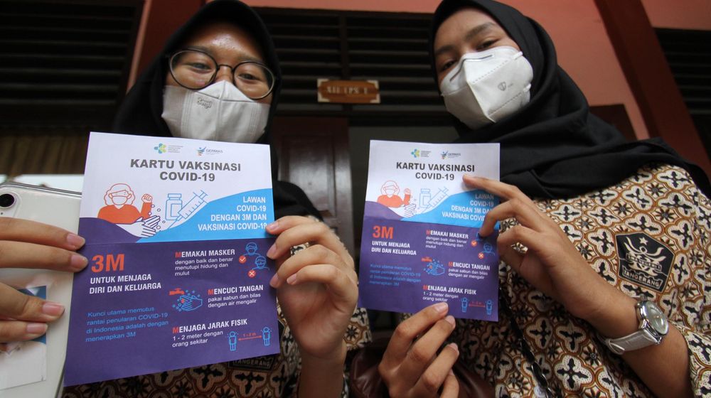 <p>2 orang pelajar SMA N 1 Kota Tangerang menunjukkan surat vaksin usai mengikuti vaksinasi massal serentak untuk pelajar SMP dan SMA di 14 provinsi , Rabu 14 Juli 2021. Foto : Panji Asmoro/TrenAsia</p>
