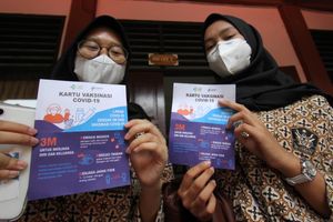 <p>2 orang pelajar SMA N 1 Kota Tangerang menunjukkan surat vaksin usai mengikuti vaksinasi massal serentak untuk pelajar SMP dan SMA di 14 provinsi , Rabu 14 Juli 2021. Foto : Panji Asmoro/TrenAsia</p>
