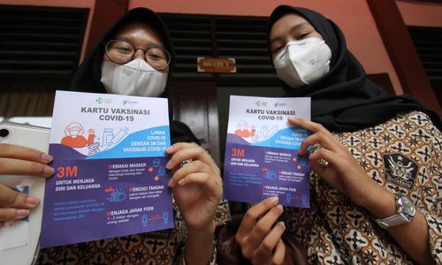 <p>2 orang pelajar SMA N 1 Kota Tangerang menunjukkan surat vaksin usai mengikuti vaksinasi massal serentak untuk pelajar SMP dan SMA di 14 provinsi , Rabu 14 Juli 2021. Foto : Panji Asmoro/TrenAsia</p>
