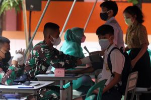 <p>Sejumlah pelajar tengah menjalani pemeriksaan kesehatan dan penyuntikan dalam acara vaksinasi massal serentak untuk pelajar SMP dan SMA di 14 provinsi , Rabu 14 Juli 2021. Foto : Panji Asmoro/TrenAsia</p>
