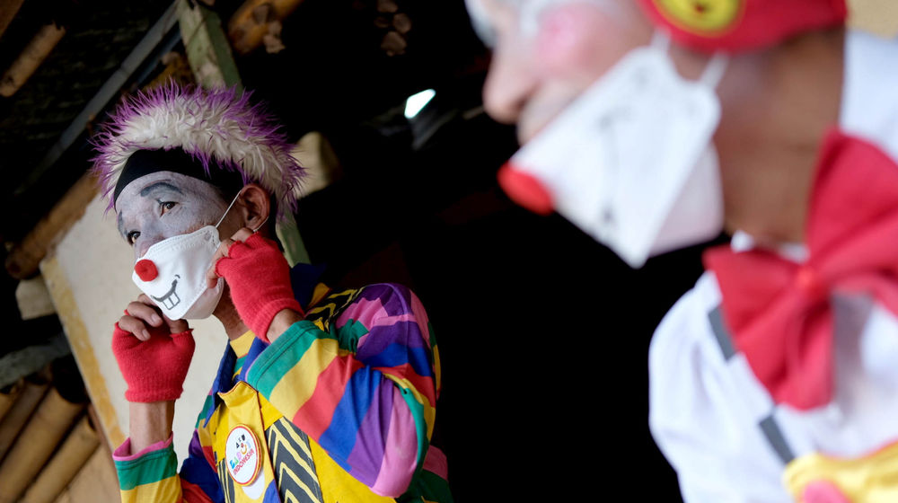 <p>Anggota Komunitas Aku Badut Indonesia (ABI) bersiap melakukan aksi kampanye untuk selalu menggunakan masker di kawasan Simpang Fatamawati, Jakarta Selatan, Senin, 12 Juli 2021. Foto: Ismail Pohan/TrenAsia</p>
