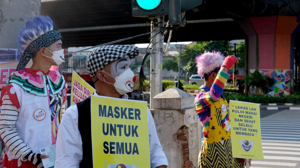 <p>Anggota Komunitas Aku Badut Indonesia(ABI) melakukan aksi kampanye untuk selalu menggunakan masker di kawasan Simpang Fatamawati, Jakarta Selatan, Senin, 12 Juli 2021. Foto: Ismail Pohan/TrenAsia</p>

