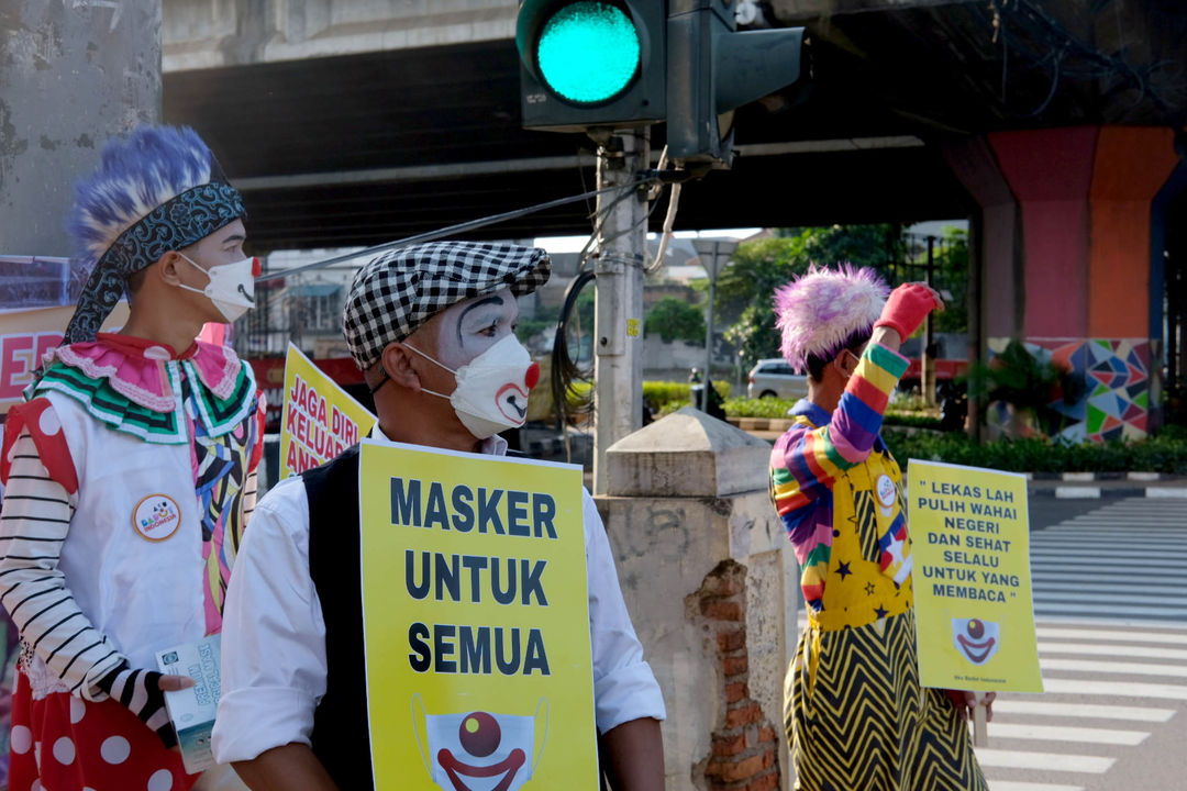 <p>Anggota Komunitas Aku Badut Indonesia(ABI) melakukan aksi kampanye untuk selalu menggunakan masker di kawasan Simpang Fatamawati, Jakarta Selatan, Senin, 12 Juli 2021. Foto: Ismail Pohan/TrenAsia</p>
