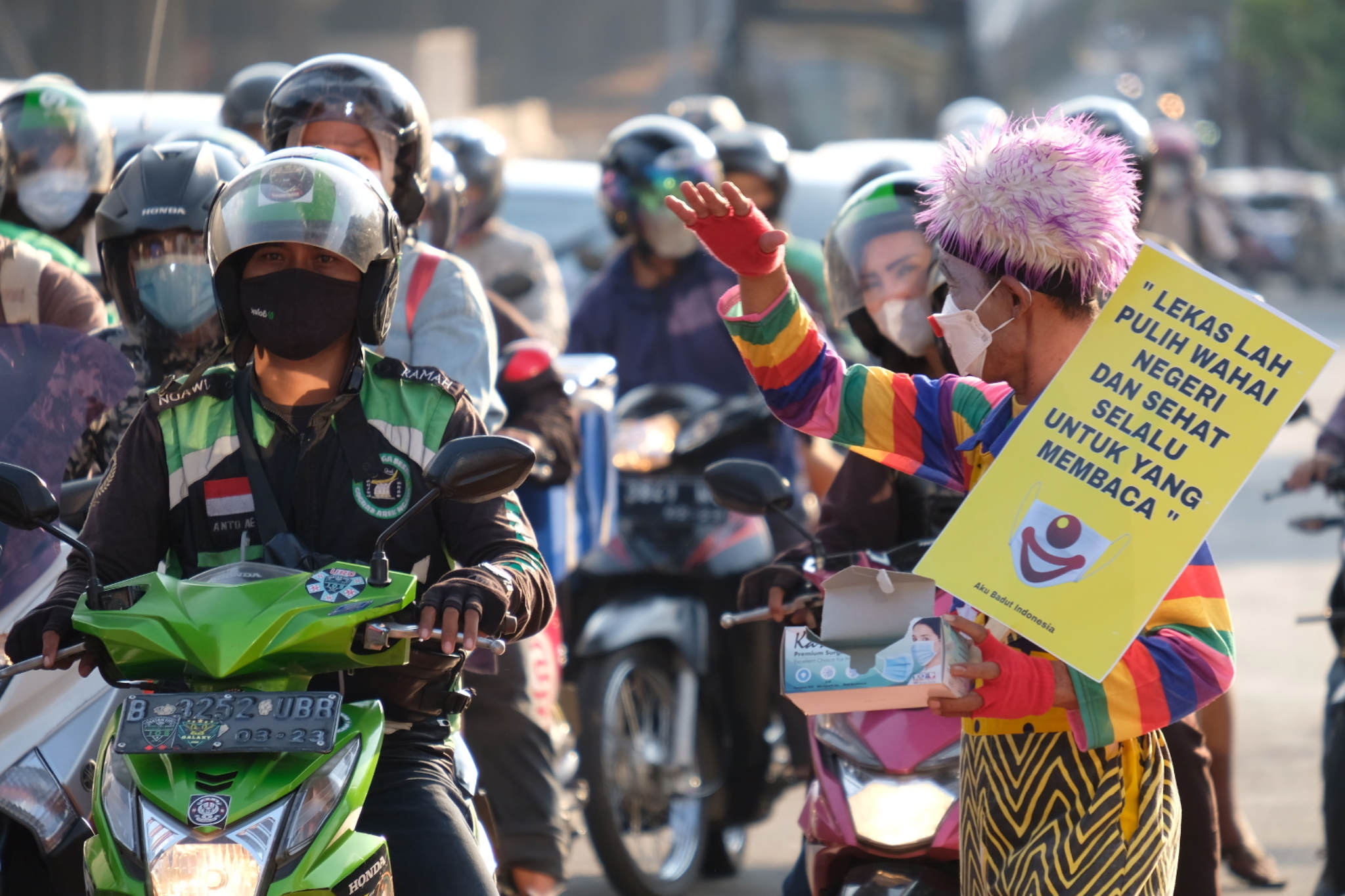 <p>Anggota Komunitas Aku Badut Indonesia(ABI) melakukan aksi kampanye untuk selalu menggunakan masker di kawasan Simpang Fatamawati, Jakarta Selatan, Senin, 12 Juli 2021. Foto: Ismail Pohan/TrenAsia</p>
