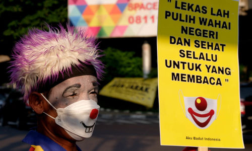 <p>Anggota Komunitas Aku Badut Indonesia(ABI) melakukan aksi kampanye untuk selalu menggunakan masker di kawasan Simpang Fatamawati, Jakarta Selatan, Senin, 12 Juli 2021. Foto: Ismail Pohan/TrenAsia</p>
