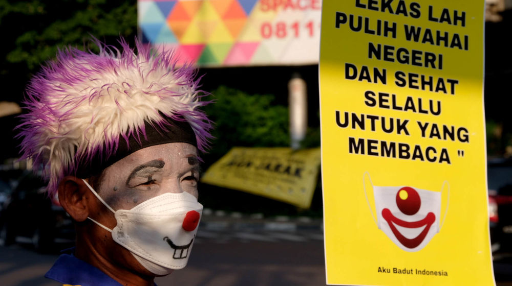 <p>Anggota Komunitas Aku Badut Indonesia(ABI) melakukan aksi kampanye untuk selalu menggunakan masker di kawasan Simpang Fatamawati, Jakarta Selatan, Senin, 12 Juli 2021. Foto: Ismail Pohan/TrenAsia</p>
