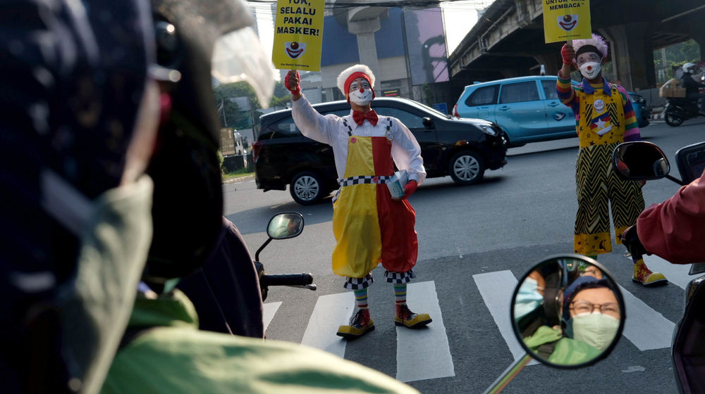 <p>Anggota Komunitas Aku Badut Indonesia(ABI) melakukan aksi kampanye untuk selalu menggunakan masker di kawasan Simpang Fatamawati, Jakarta Selatan, Senin, 12 Juli 2021. Foto: Ismail Pohan/TrenAsia</p>
