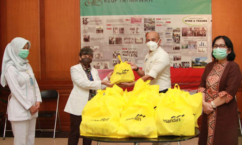 <p>Area Head Bank Mandiri Jakarta Fatmawati, Ganjar E. Suganda (kedua kanan) didampingi Plh. Direktur Utama RSUP Fatmawati, Loli Simanjuntak (kanan) saat serah terima bantuan paket vitamin dan nutrisi bagi tenaga kesehatan atau nakes Covid-19 yang bertugas di Gedung Induk RS Fatmawati, Jakarta, Jumat, 9 Juli 2021. Foto: Ismail Pohan/TrenAsia</p>