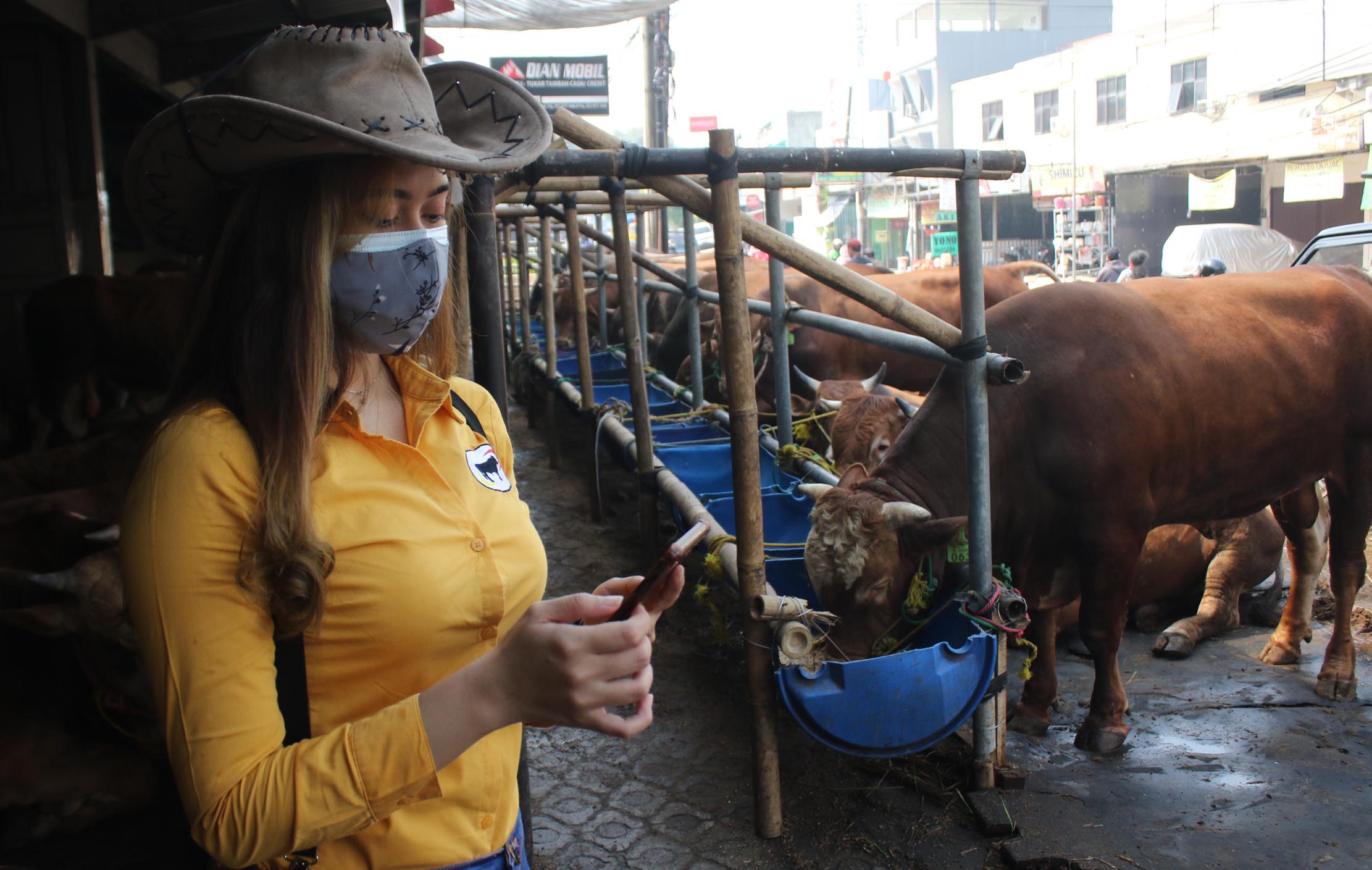 <p>Nampak sejumlah SPG cantik yang siap melayani para pembeli di Mal Hewan Kurban milik Haji Doni di Jl Akses UI Kelapa Dua Depok, Sabtu 10 Juli 2021. Foto : Panji Asmoro/TrenAsia</p>
