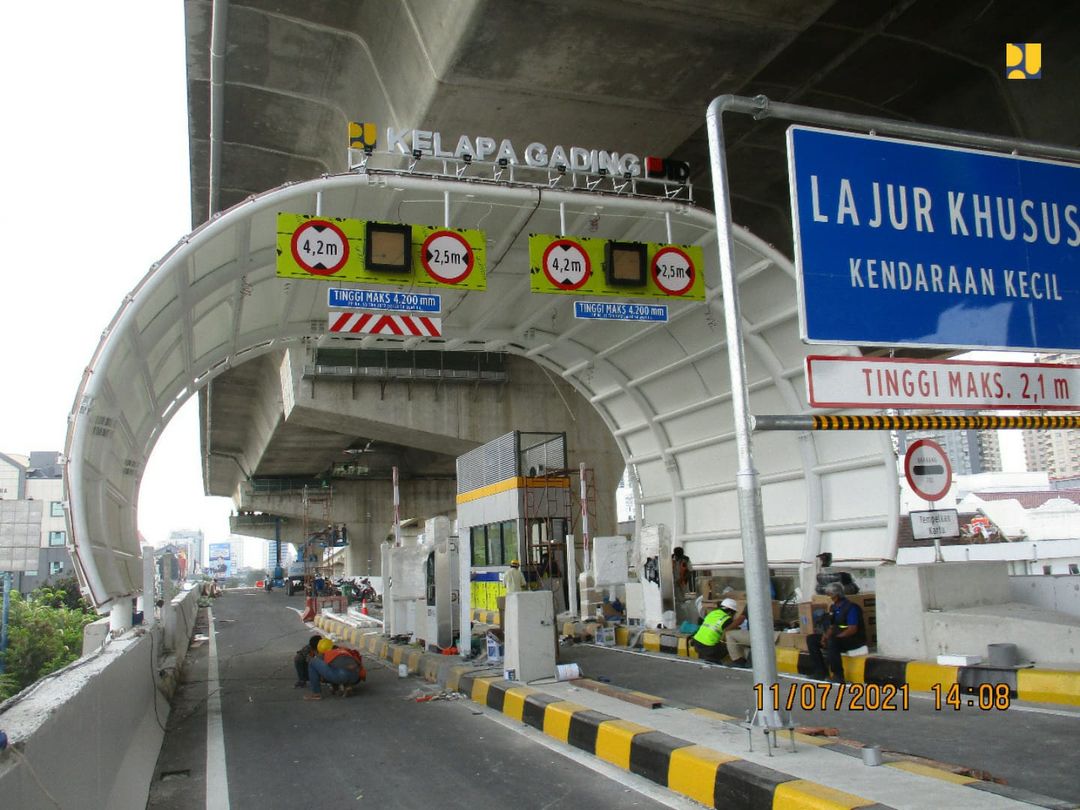 <p>Tol Layang Dalam Kota Seksi Kelapa Gading-Pulo Gebang ini akan terkoneksi dengan JORR Seksi E yang menghubungkan konektivitas Kawasan Ekonomi Khusus (KEK) Marunda dan menunjang akses Pelabuhan Tanjung Priok. (Foto: Kementerian PUPR)</p>
