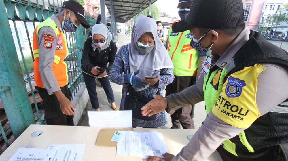 <p>Nampak petugas tengah memeriksa kelengkapan dokumen calon penumpang commuterline di Stasiun Tangerang, Senin 12 Juli 2021. Hari pertama penerapan Surat Tanda Registrasi Pekerja (STRP) masih banyak penumpang yang belum mengetahui aturan tersebut. Hal ini membuat penumpang commuterline turun hingga 30%. Foto : Panji Asmoro/TrenAsia</p>
