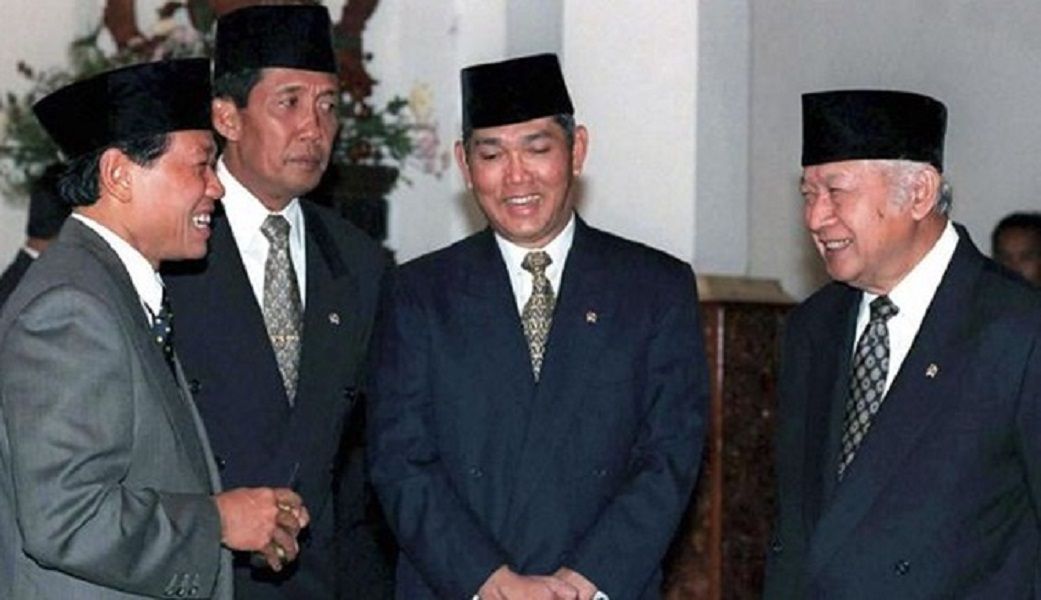 <p>Harmoko (kiri) bersama Wakil Presiden Try Sutrisno dan Presiden Soeharto / Reuters</p>
