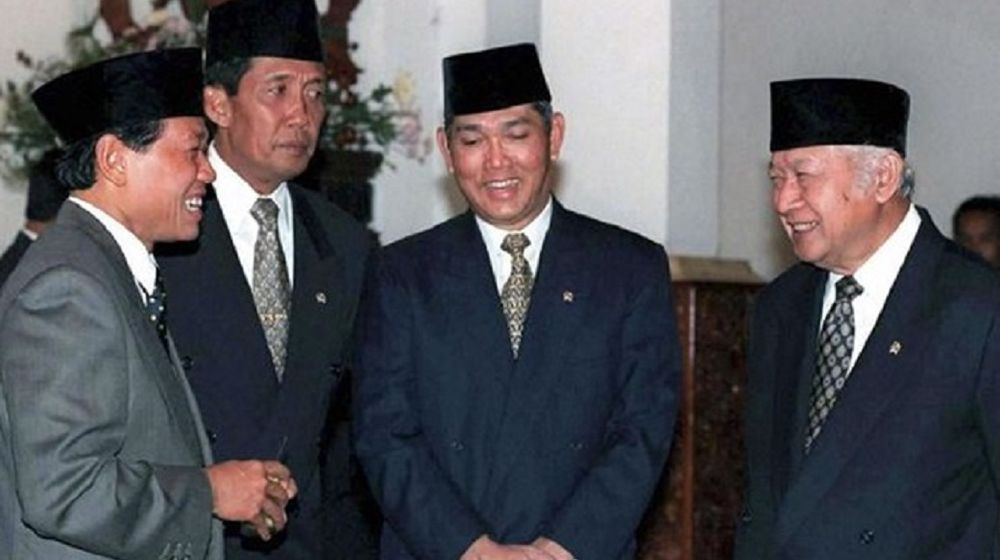 Harmoko (kiri) bersama Wakil Presiden Try Sutrisno dan Presiden Soeharto.