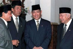Harmoko (kiri) bersama Wakil Presiden Try Sutrisno dan Presiden Soeharto.