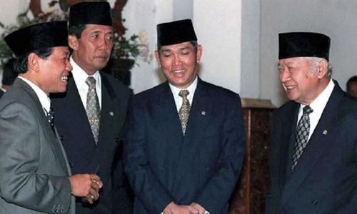 <p>Harmoko (kiri) bersama Wakil Presiden Try Sutrisno dan Presiden Soeharto / Reuters</p>
