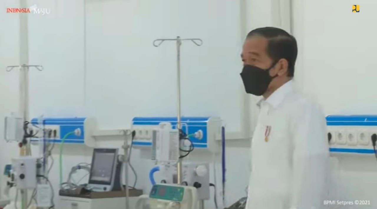 <p>Presiden Joko Widodo ketika meninjau kesiapan Asrama Haji yang dibuat jadi rumah sakit (RS) darurat untuk pasien COVID-19. Foto: tangkapan layar Youtube Sekretariat Presiden.</p>
