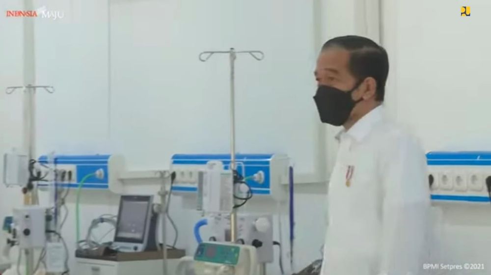<p>Presiden Joko Widodo ketika meninjau kesiapan Asrama Haji yang dibuat jadi rumah sakit (RS) darurat untuk pasien COVID-19. Foto: tangkapan layar Youtube Sekretariat Presiden.</p>
