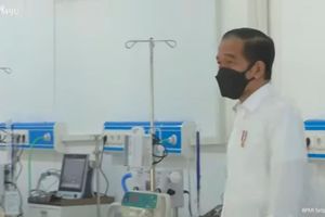 <p>Presiden Joko Widodo ketika meninjau kesiapan Asrama Haji yang dibuat jadi rumah sakit (RS) darurat untuk pasien COVID-19. Foto: tangkapan layar Youtube Sekretariat Presiden.</p>
